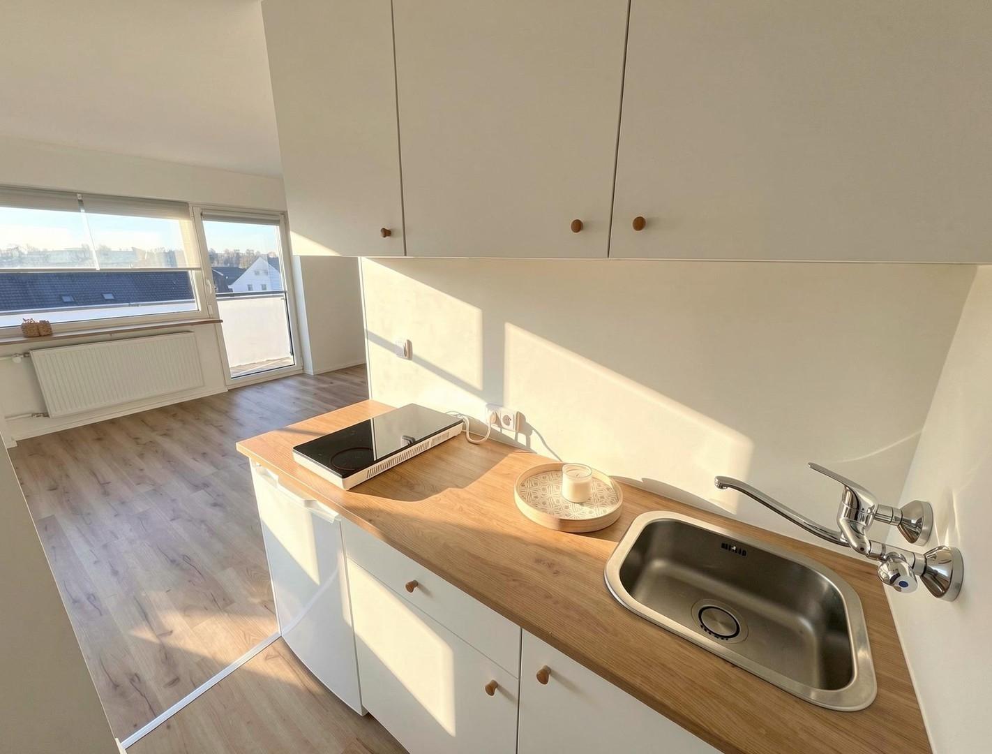 Blick von der Küche ins Studio