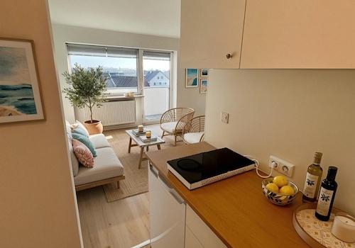 Küche ins Studio-KI möbliert