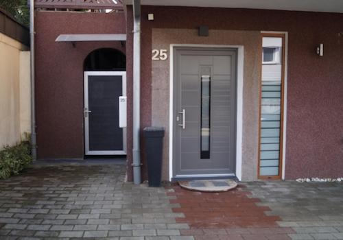 Wohnung und Hauseingang