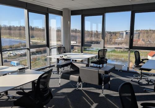 Büros mit Glasfassade