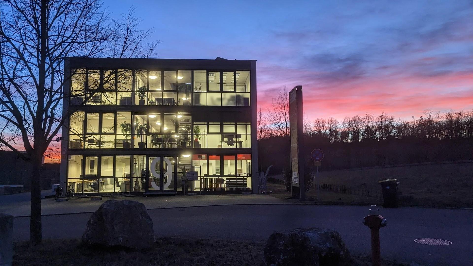 Bürogebäude mit Glasfassade