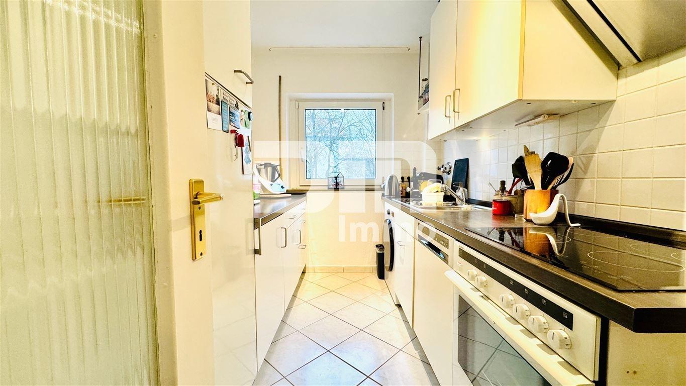 Küche mit Einbauküche