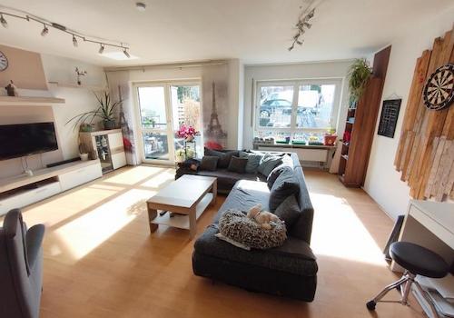 Wohnbereich mit Zugang zu Terrasse / Garten Bild 1