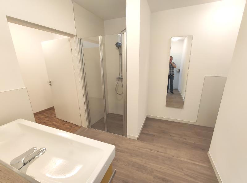 EG: Bad mit Dusche und Oberlicht Bild 1