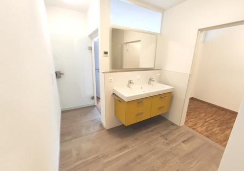 EG: Bad mit Dusche und Oberlicht Bild 2