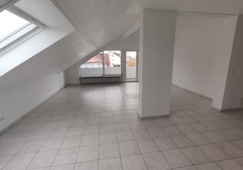 Wohn- /Esszimmer mit Zugang zum großen Balkon Bild 2