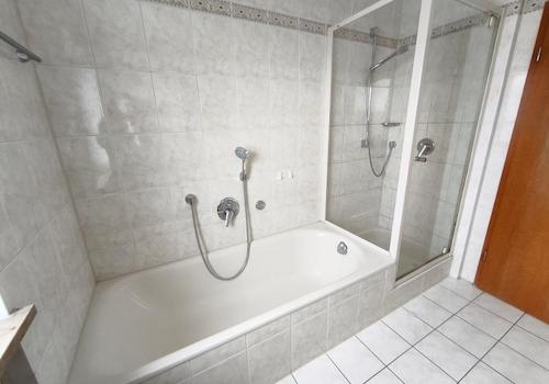 Bad mit Badewanne und Dusche Bild 2