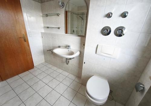 Bad mit Badewanne und Dusche Bild 3