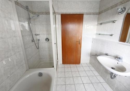 Bad mit Badewanne und Dusche Bild 4