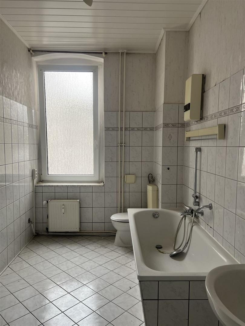Bad mit Fenster und Wanne