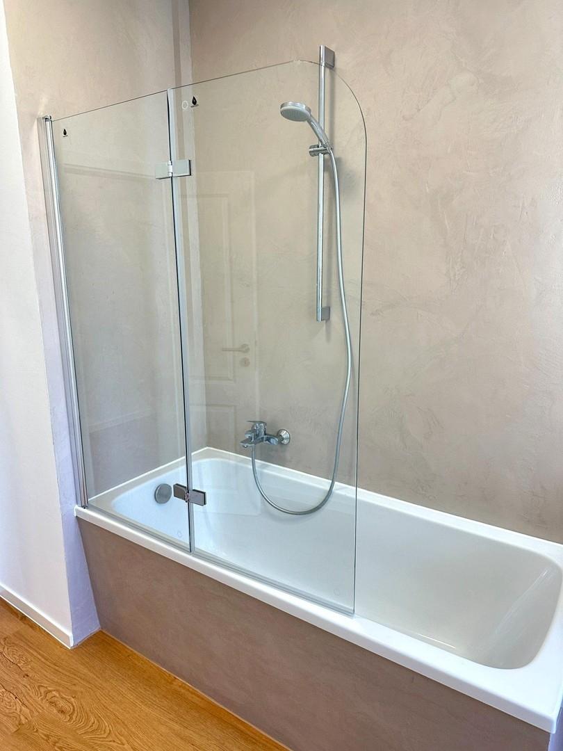 Badewanne mit Duschabtrennung