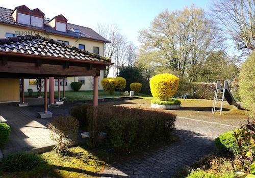 Spielplatz hinter dem Haus