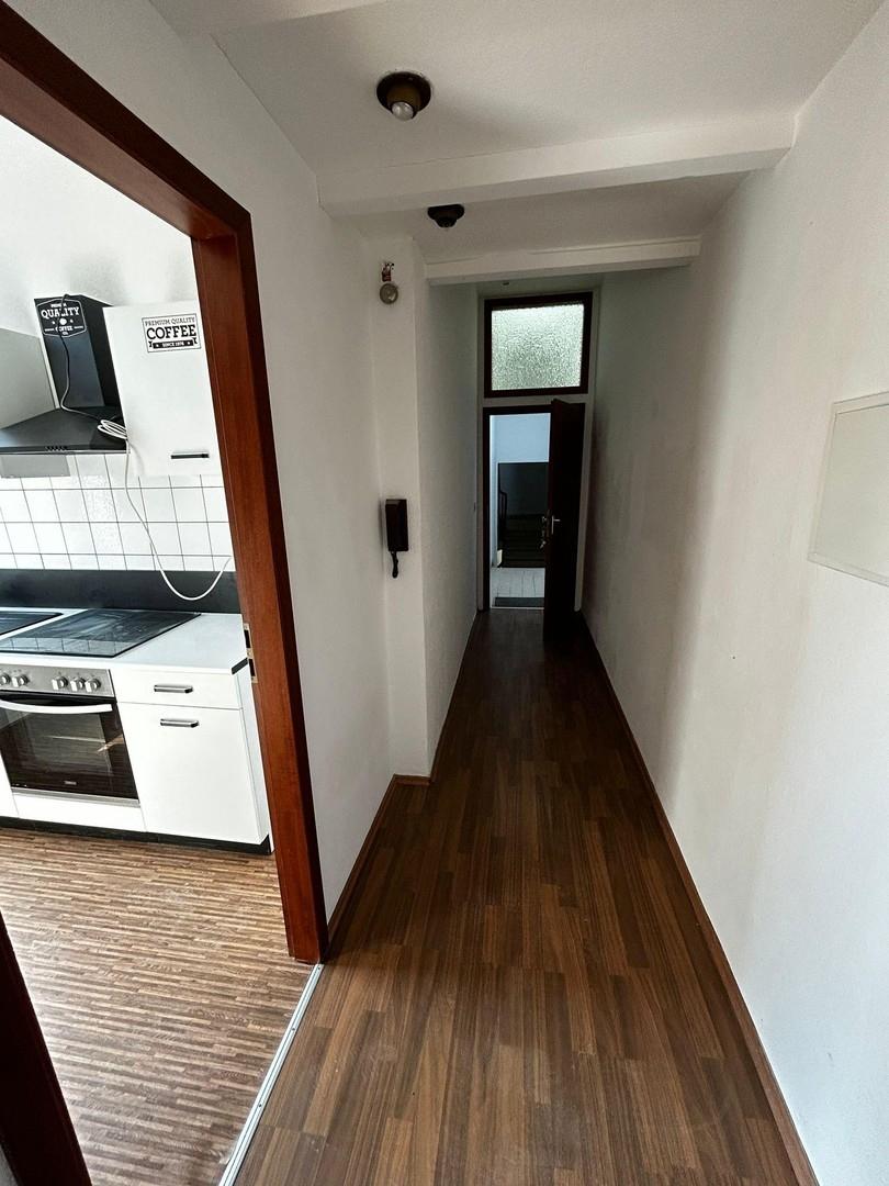 Flur und Blick in die Küche