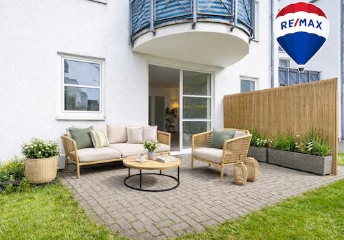 Terrasse mit KI möbliert