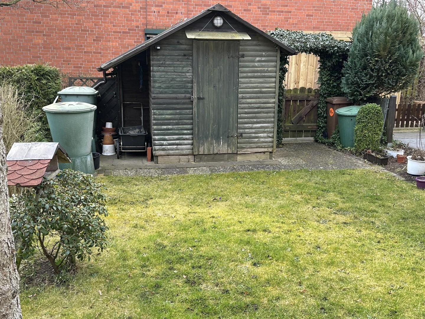 Garten mit Gartengerätehaus