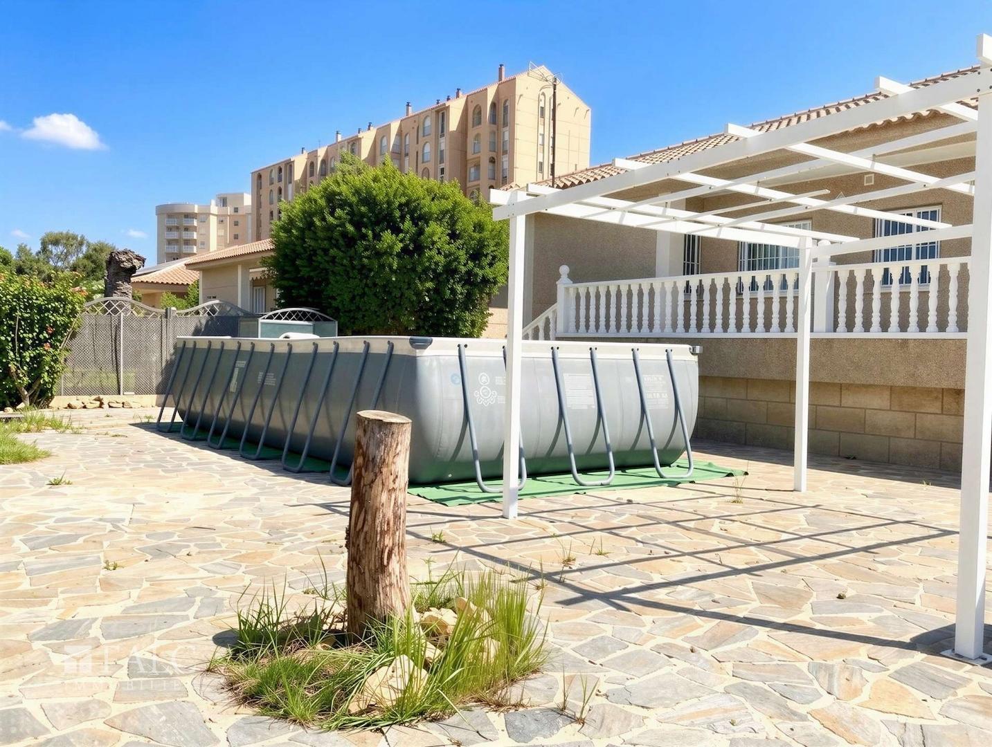 Hinterer Gartenbereich mit Aufstellpool