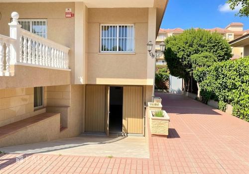 Tiefgarageneinfahrt (Platz für 2 Autos)