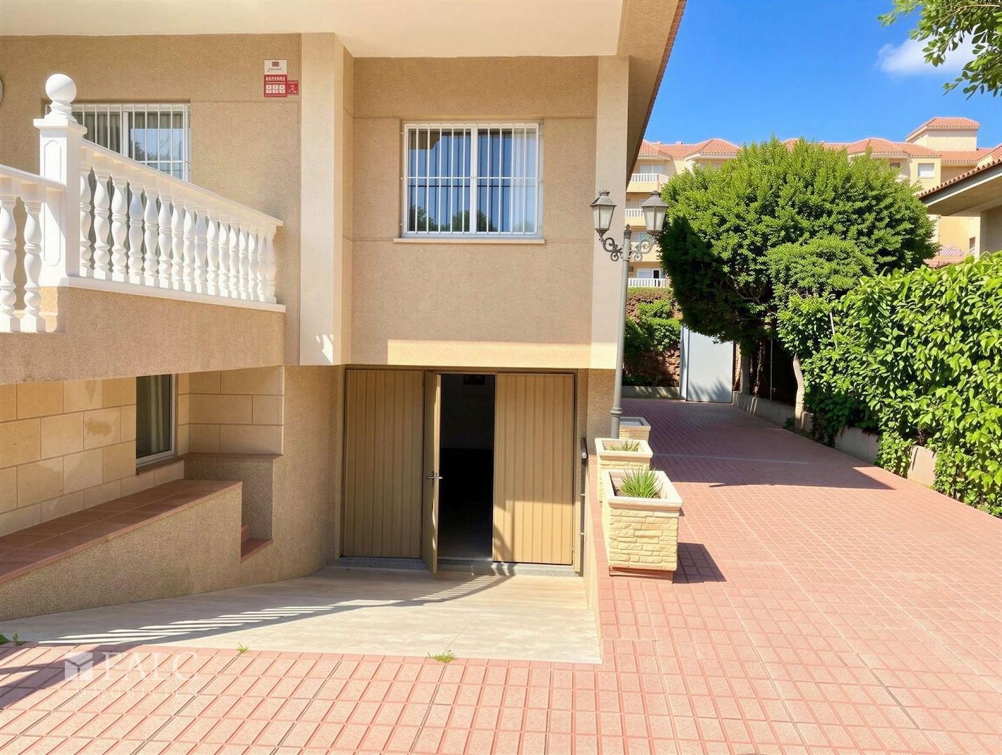 Tiefgarageneinfahrt (Platz für 2 Autos)