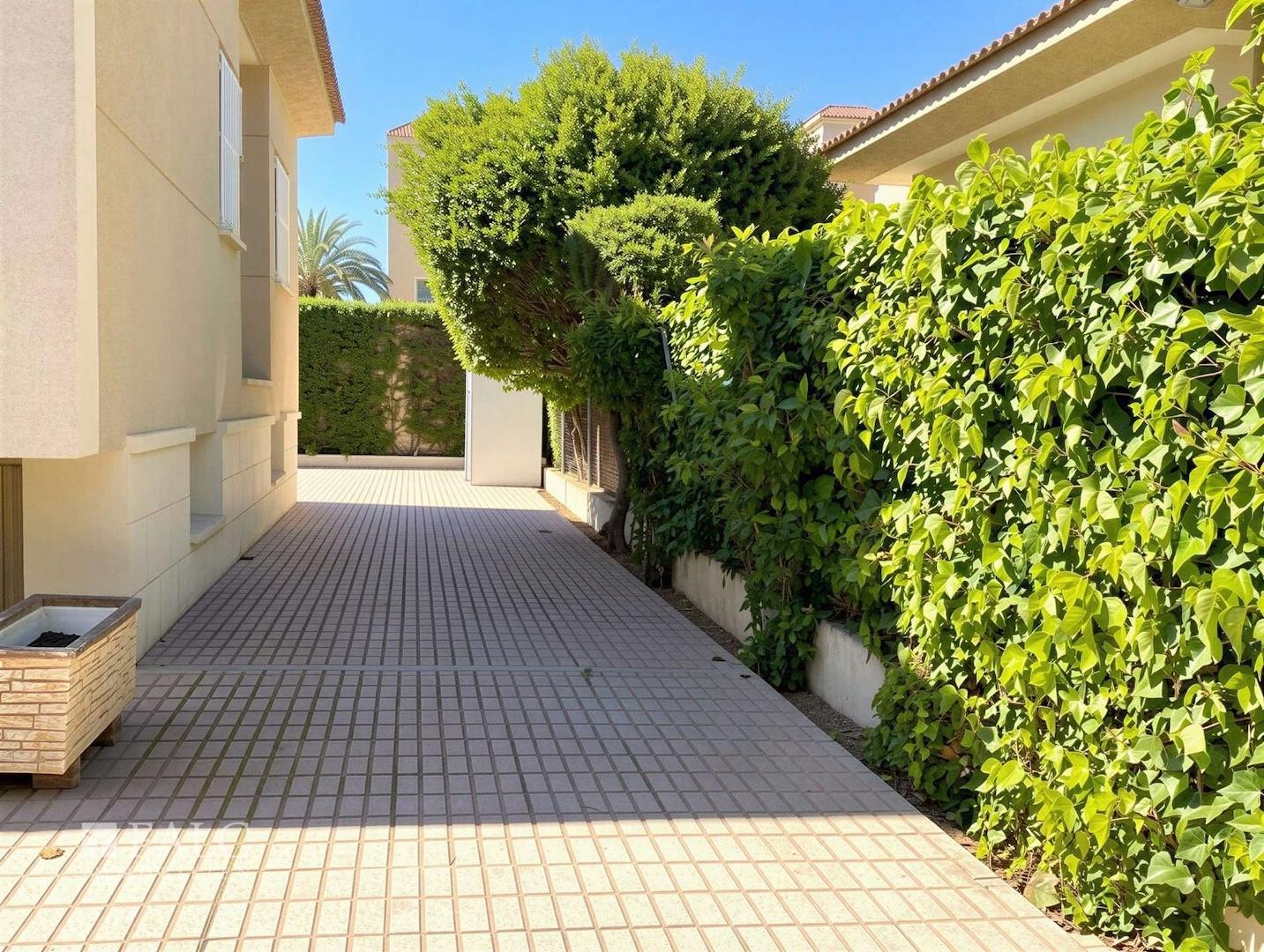 Außenstellplatz für Autos, Motorräder, Mofas, kleines Boot, etc.