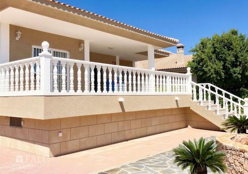 Frontseite / Eingang der Villa