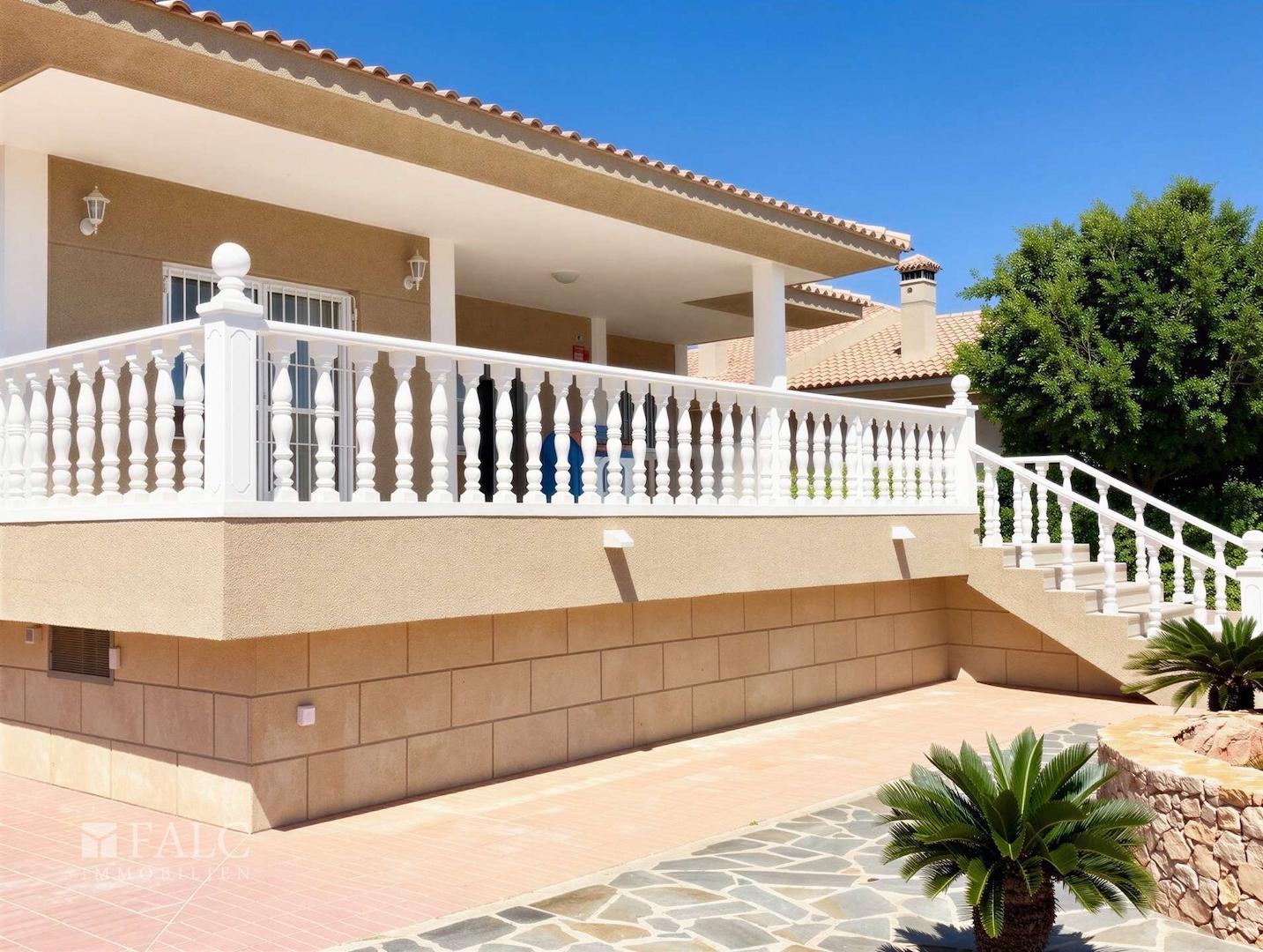 Frontseite / Eingang der Villa