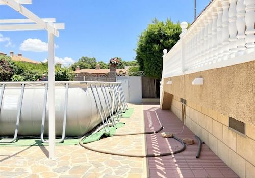 Aufstellpool im hinteren Gartenteil