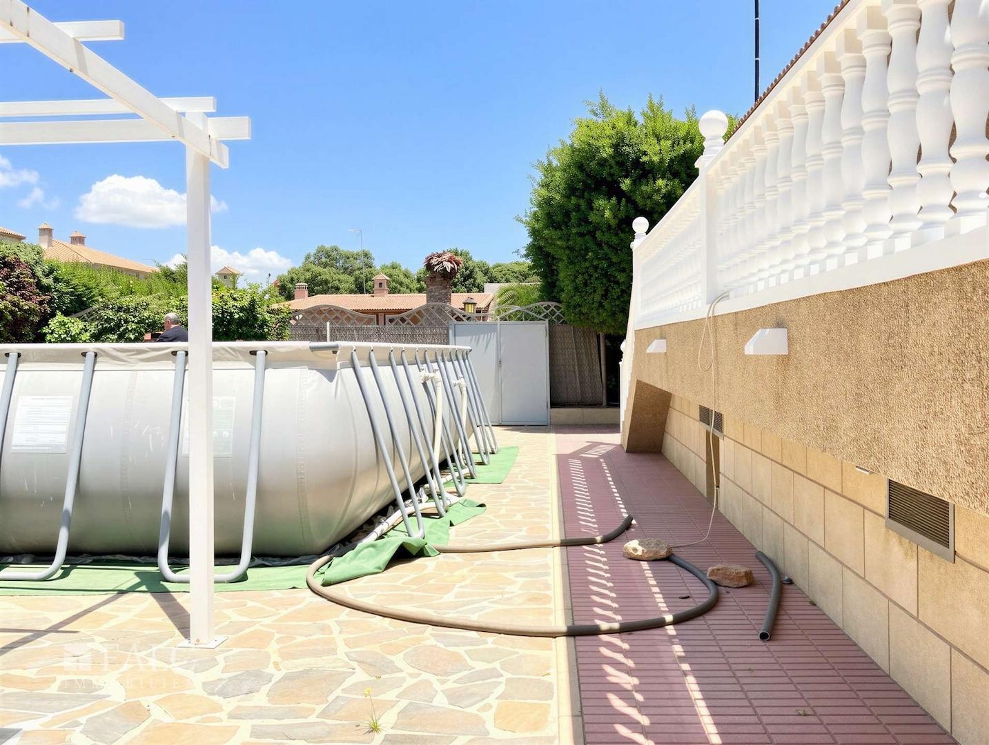 Aufstellpool im hinteren Gartenteil