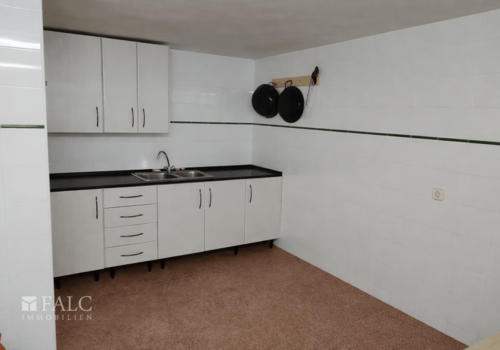 Kochzeile im Keller (Vorbereitung zum Grillen draußen)