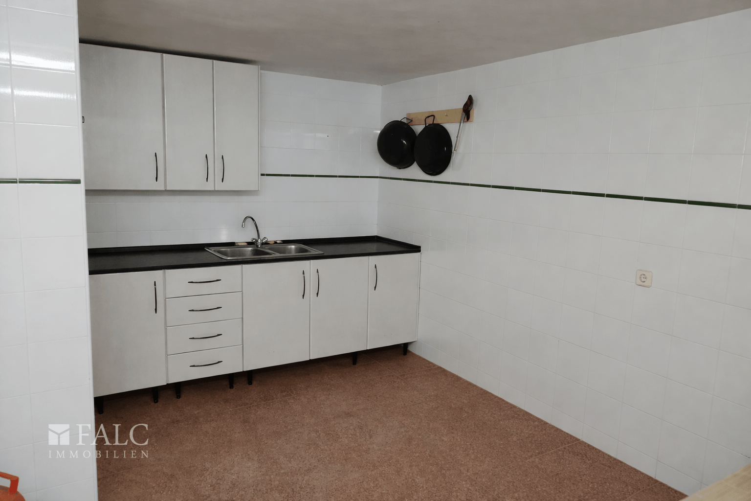 Kochzeile im Keller (Vorbereitung zum Grillen draußen)