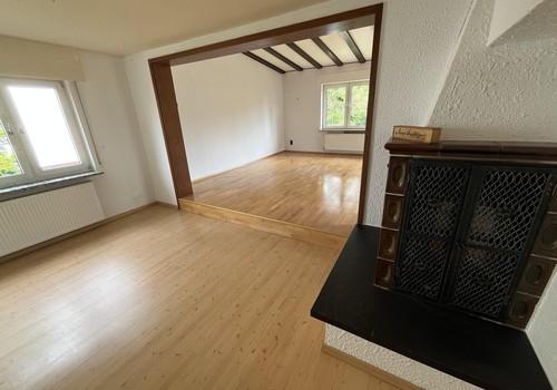 Wohnzimmer mit Kachelofen