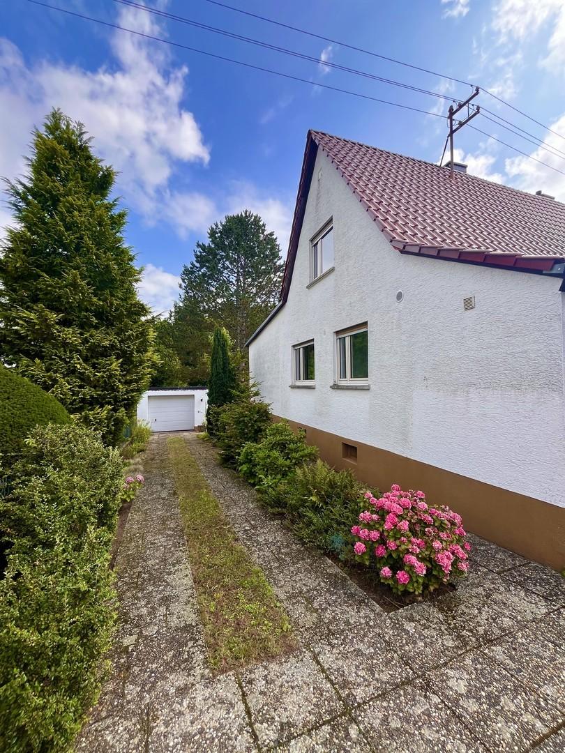 Hof mit Garage