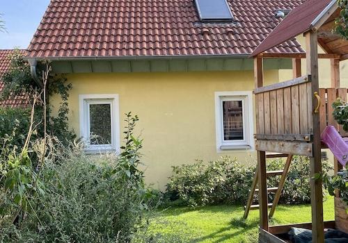 Garten mit Kinderspielbereich