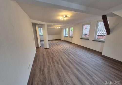 Wohnbereich zum Essbereich