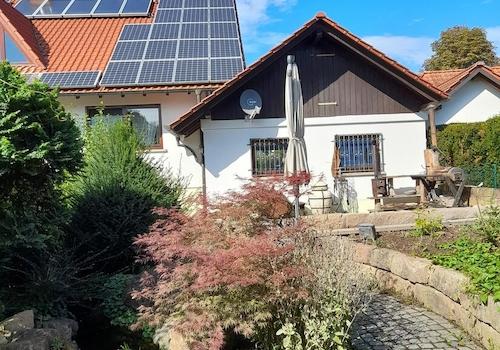 Garten mit Garagenansicht