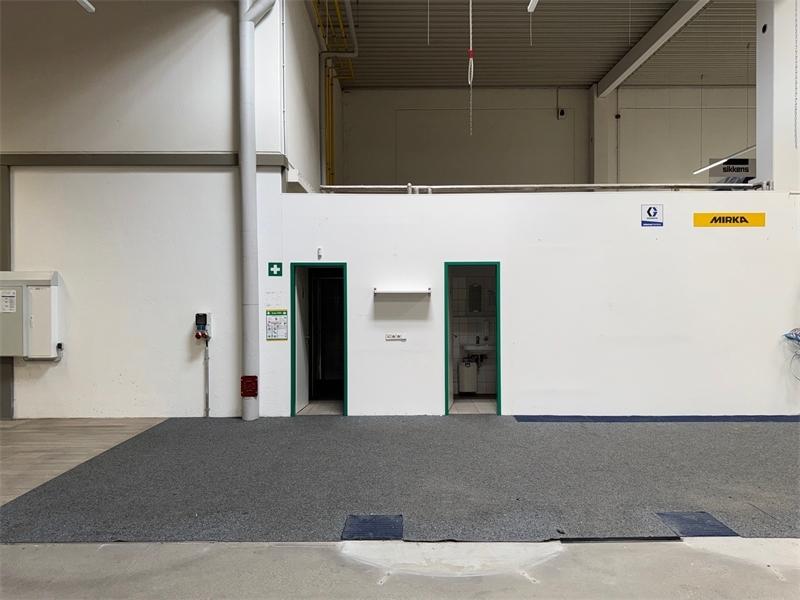 Zugang zu den Wc in der Halle