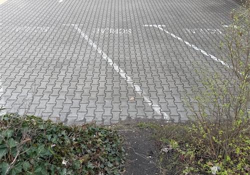 Parkplätze vor der Halle