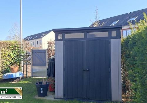 Gartenhaus und Tor zum zweiten Stellplatz