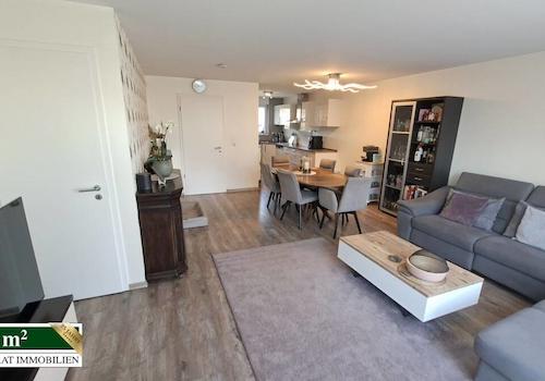 Wohnzimmer mit Blick in den Küchenbereich