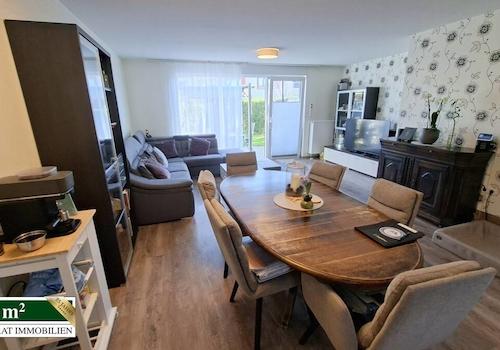 Wohnzimmer mit Zugang zur Terrasse