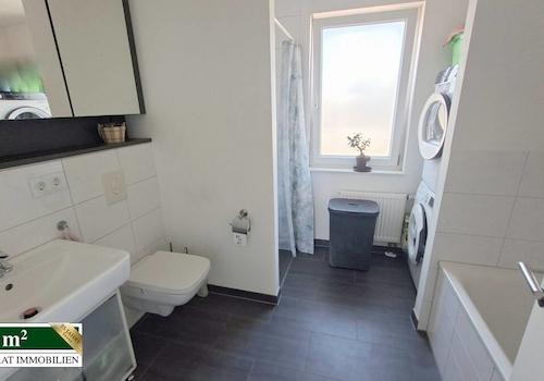 1 OG Badezimmer mit Dusche und Wanne