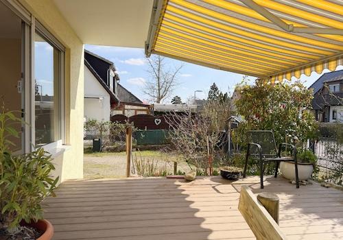 Zugang zum Stellplatz und seitlichem Garten