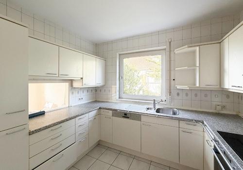 Küche mit Durchreiche