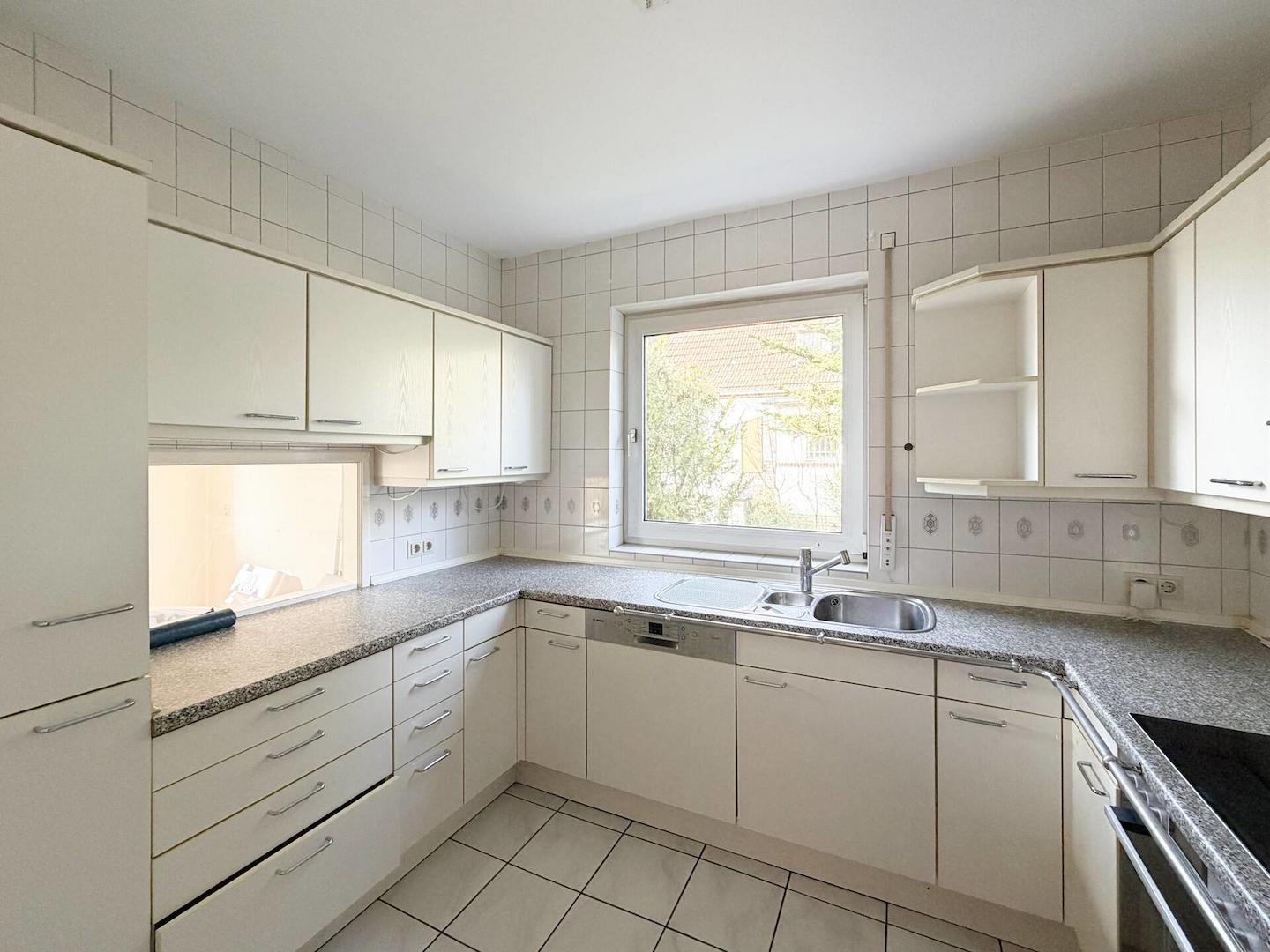 Küche mit Durchreiche