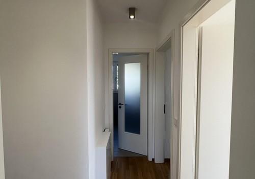 Flur OG Blick zum Bad