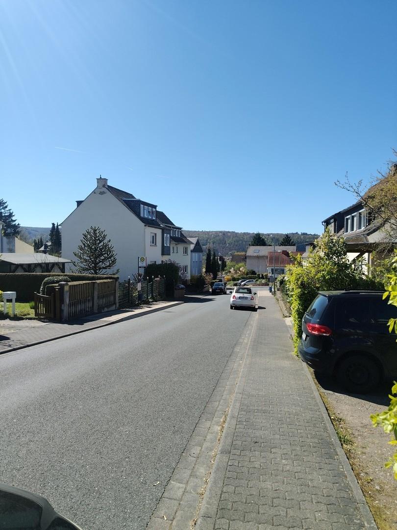 Bushaltestelle hinter dem Haus