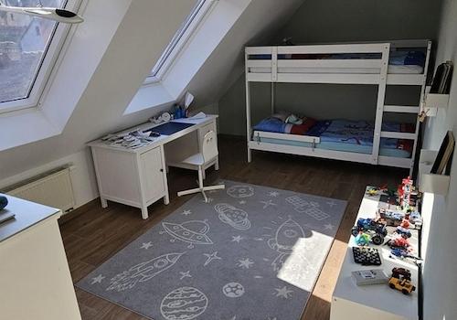 Kinderzimmer mit Dachfenstern