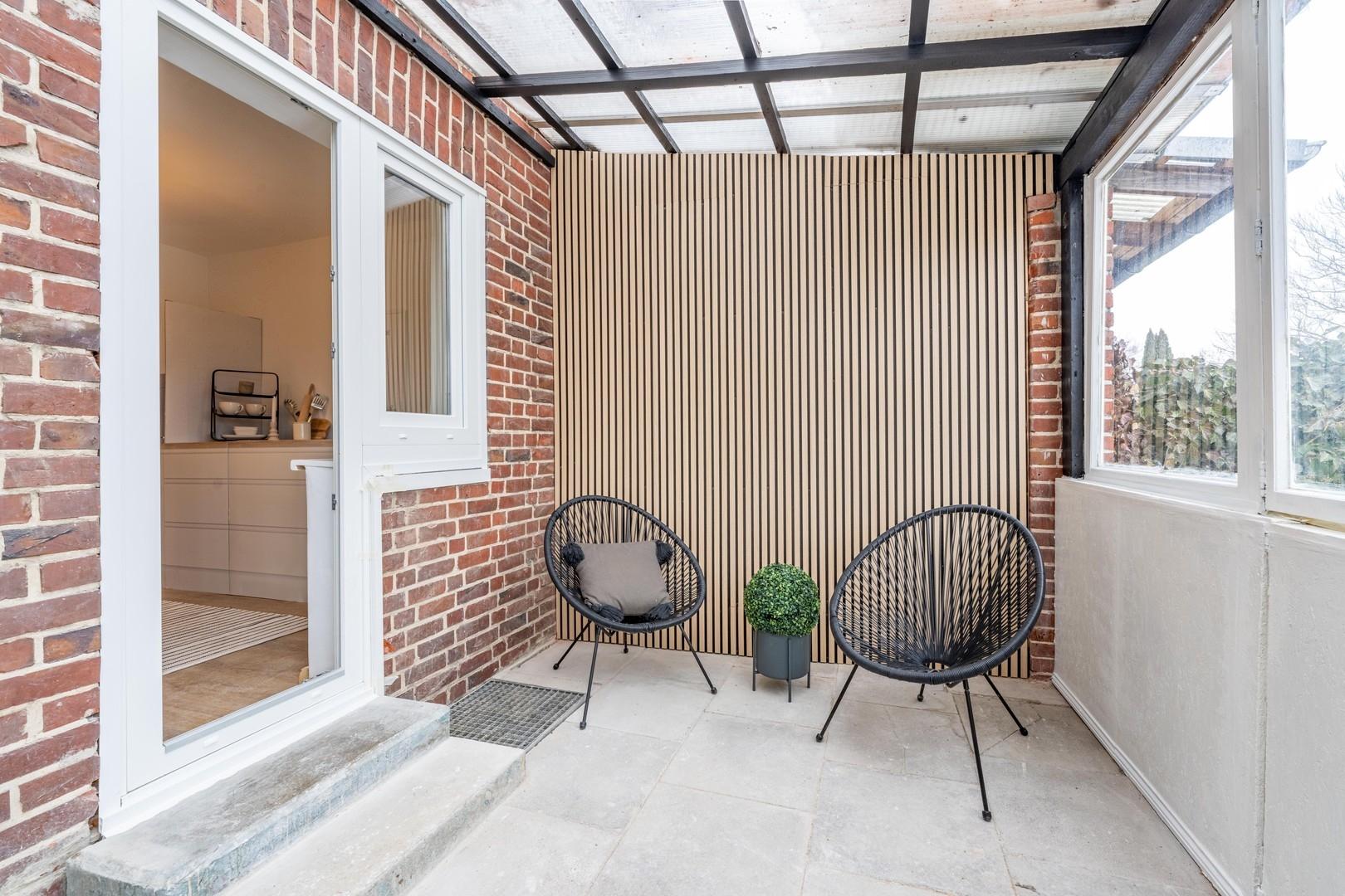 überdachter Loungebereich