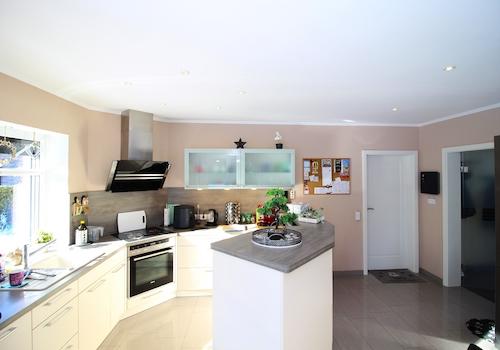 Küche mit Einbauküche