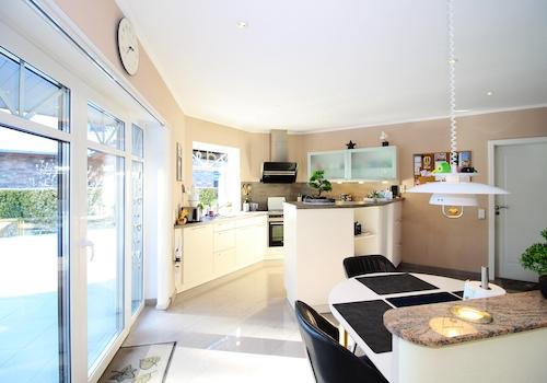 Küche mit Einbauküche