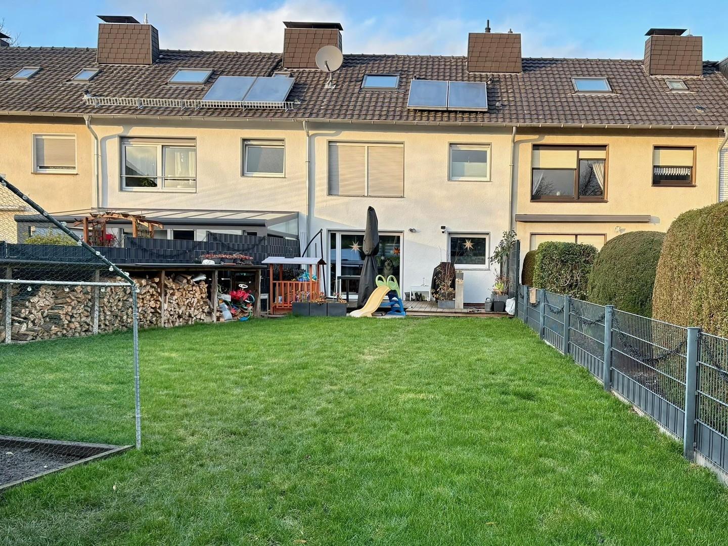 Hausansicht Garten m. Terrasse